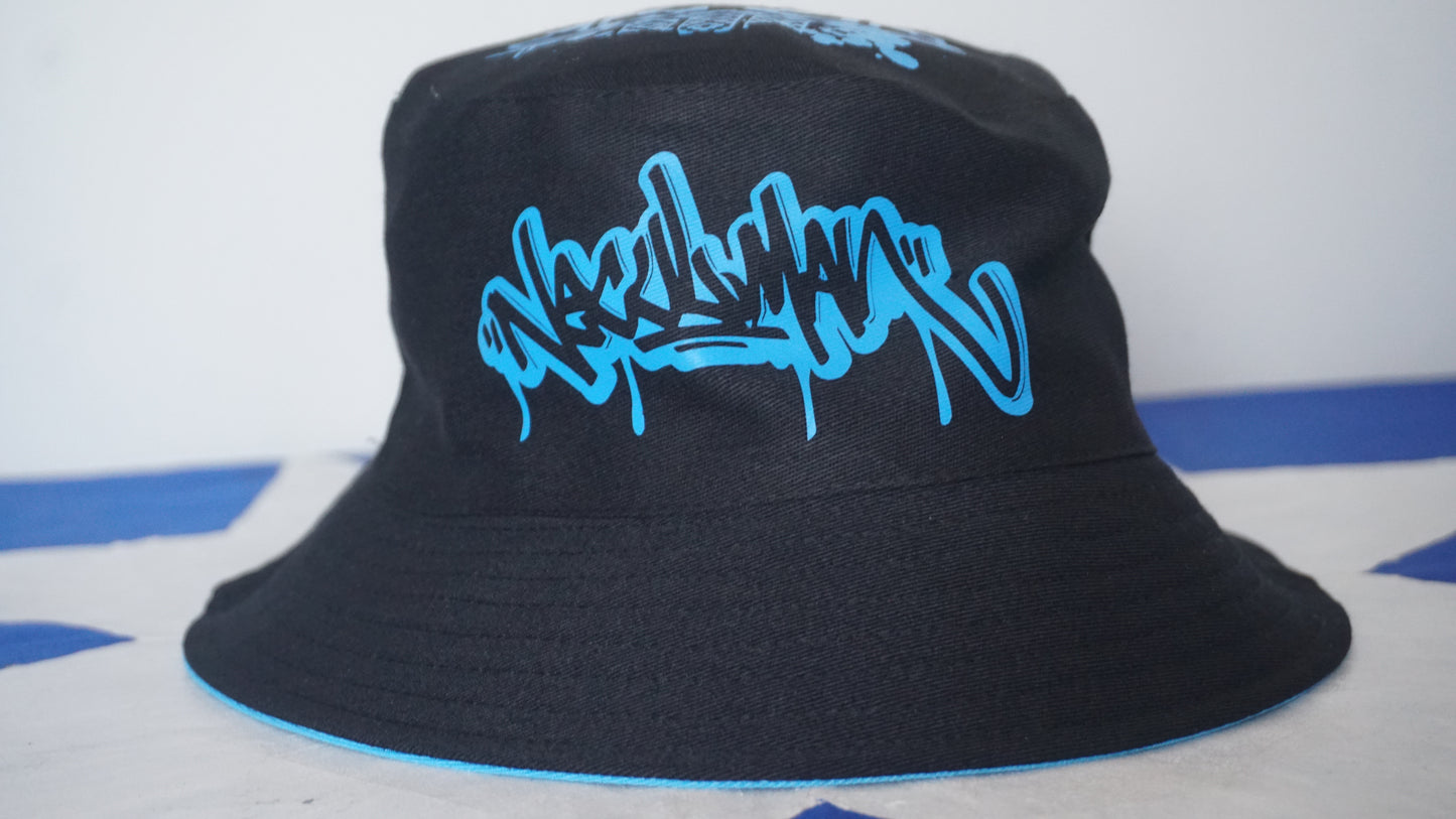 Gorro pescador reversible celeste y negro con estampados.