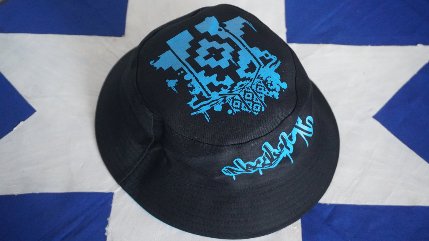 Gorro pescador reversible celeste y negro con estampados.