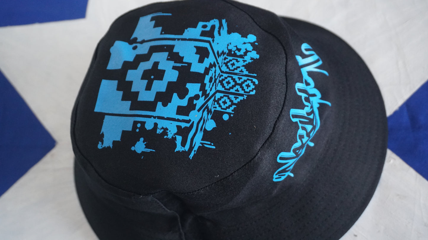 Gorro pescador reversible celeste y negro con estampados.