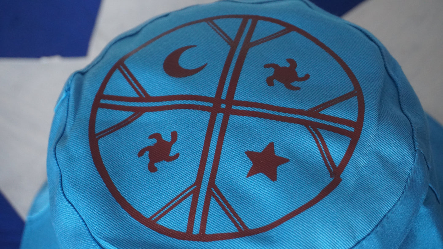 Gorro pescador reversible celeste y negro con estampados.