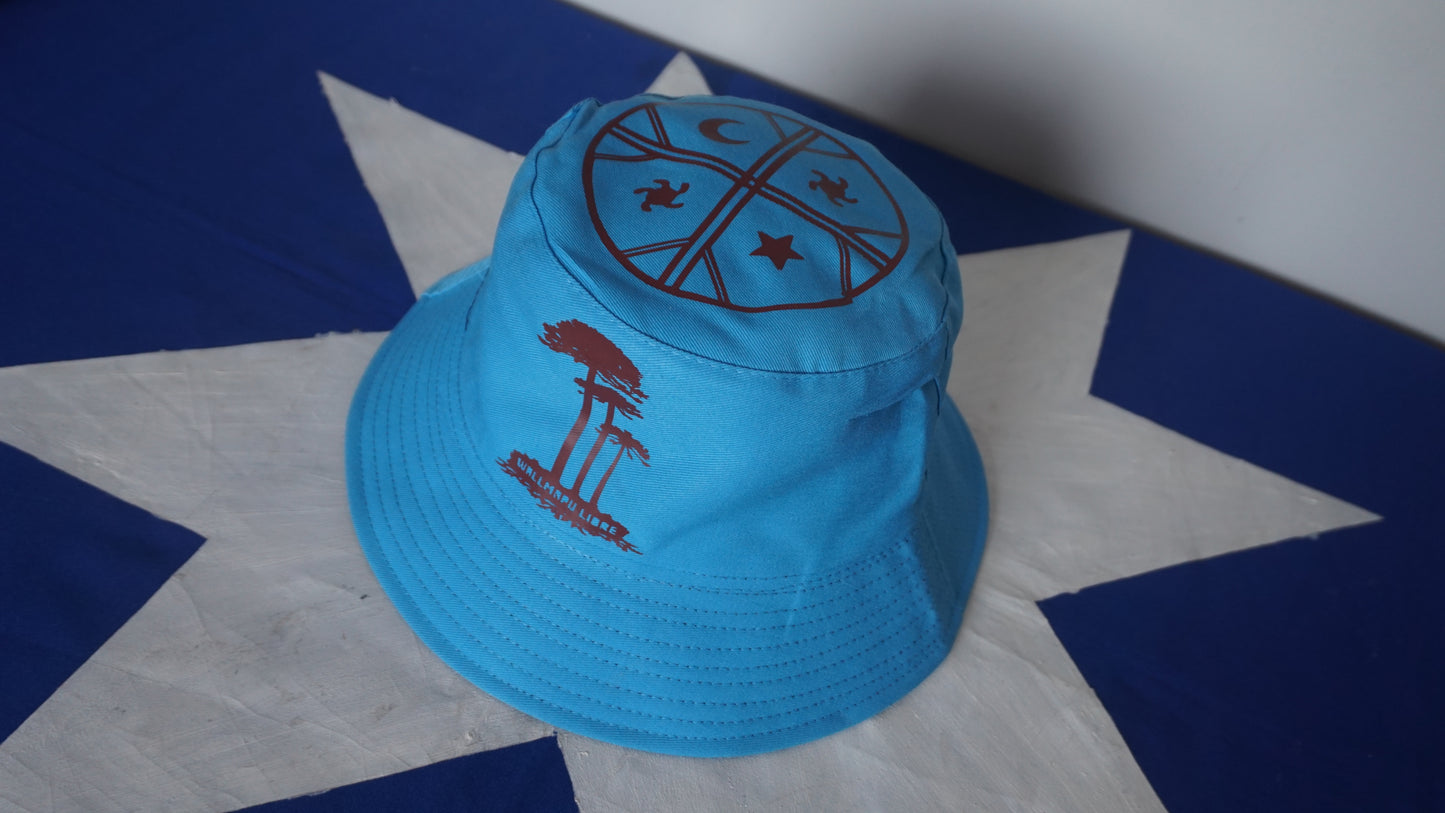 Gorro pescador reversible celeste y negro con estampados.