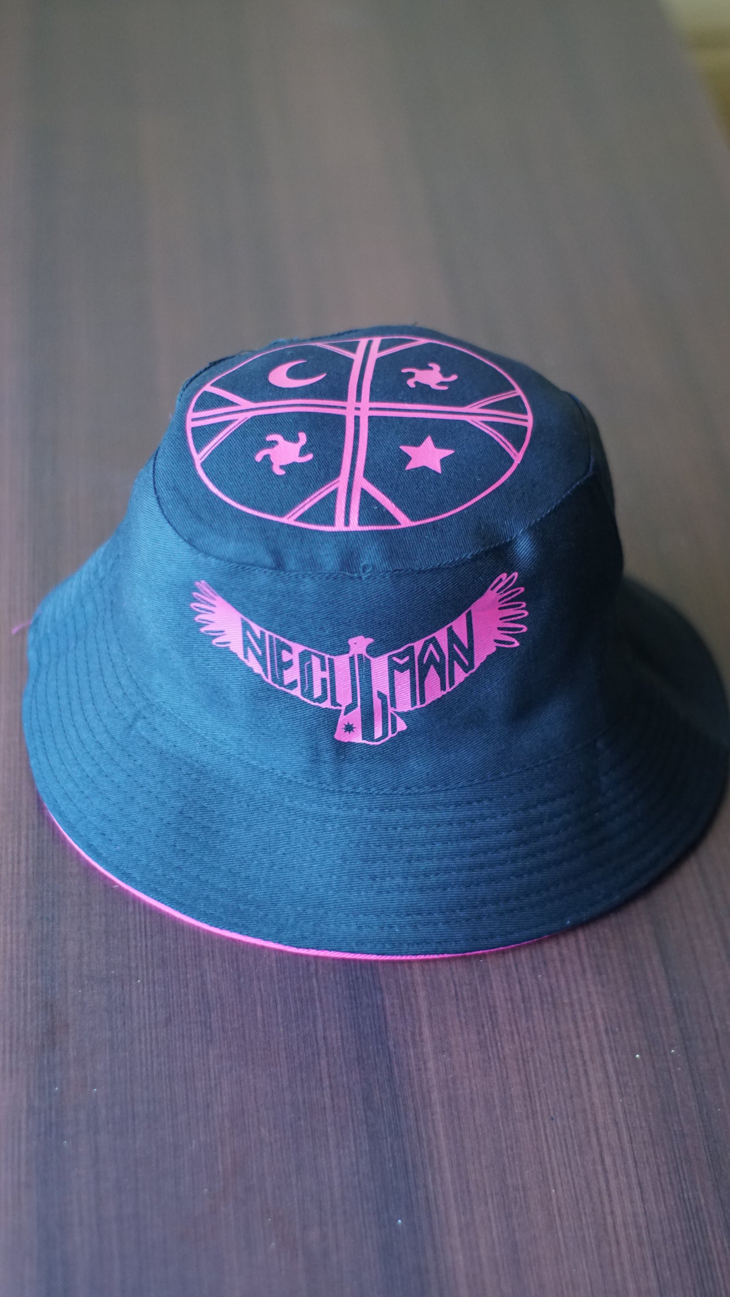 Gorro reversible fucsia con negro (para mujer)