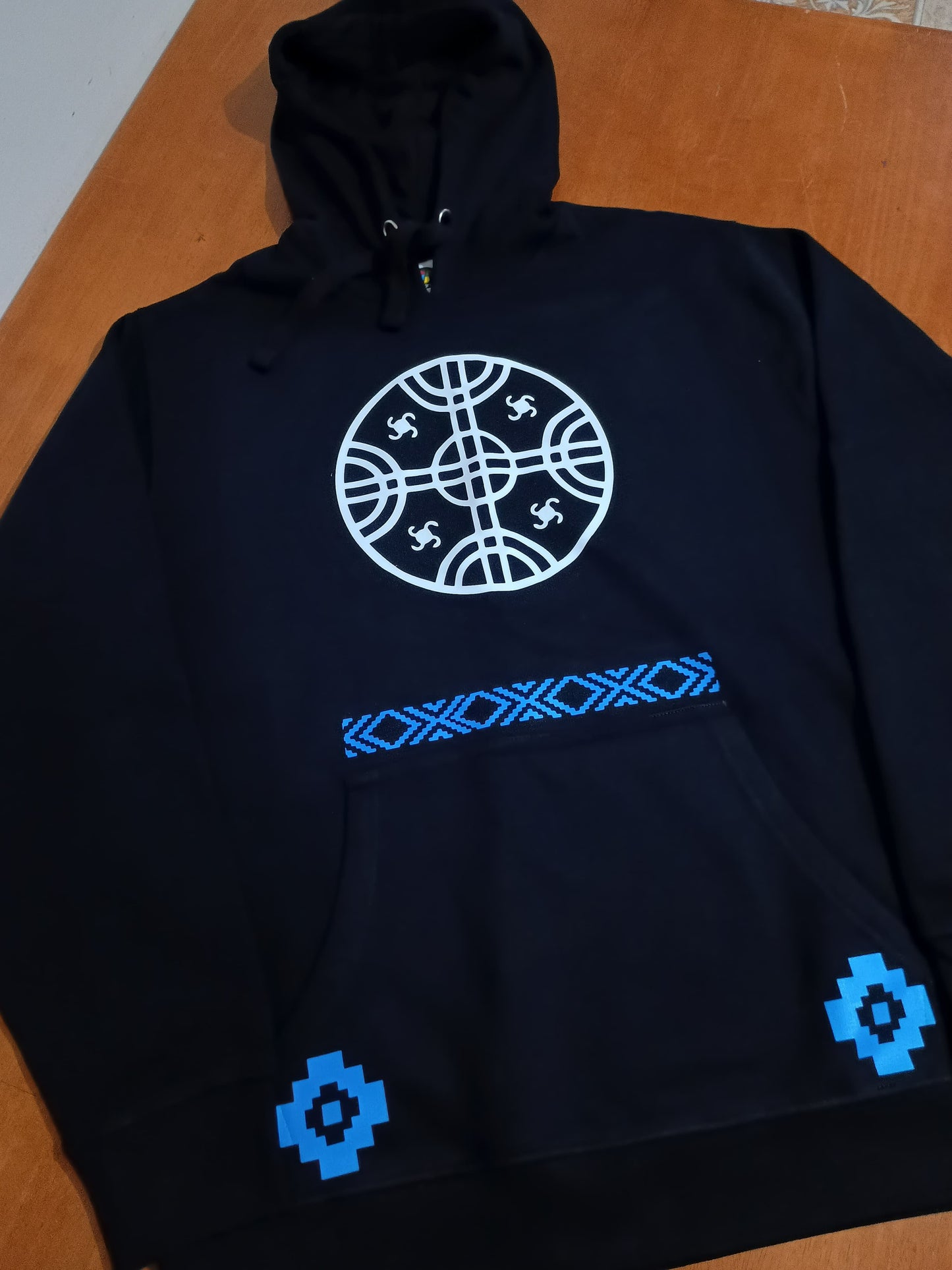 Polerones personalizados con identidad Mapuche